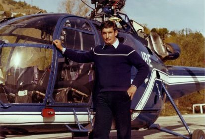 Le pilote Alain Franjou pose devant l'Alouette 3 F-MJBE équipée du treuil (...)