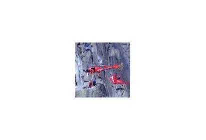 Depuis l'Alouette III de la SC, on peut apercevoir les deux mécaniciens (…)