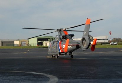 Un Dauphin de la 35F de passage - Photo © J-M Bergougniou