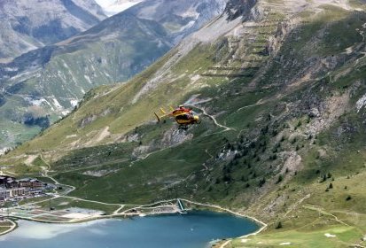 L'EC 145 revient et va se positionner en vol stationnaire - Photo © (...)