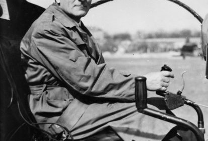 Le lieutenant-colonel Frédéric Curie aux commandes de son Bell 47 G2 F-BGSS - (...)