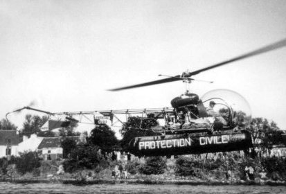 En démonstration à Neuvic en Corrèze le 29 juillet 1956 avec le Bell 47 G2 (...)