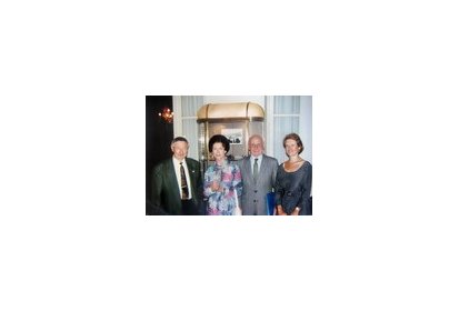 Valérie André entourée de JM Potelle et sa femme et le Colonel Santini - (…)