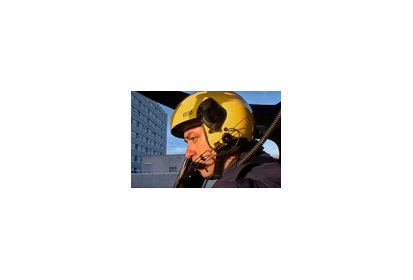 Le pilote aux commandes de l'Agusta A109-E Power F-GLEG (Hélismur 28) (…)