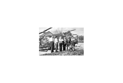 Les équipages devant le Bell 47 et l'Alouette 2 de la Protection civile (…)