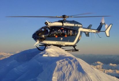 L'EC 145 F-MJBF posé en appui patin au sommet du Mont-Blanc - Photo (...)