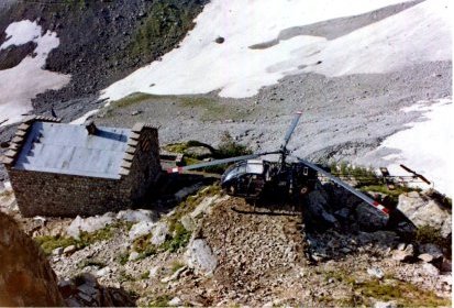 Alouette 2 F-MJAY Gendarmerie posée sur une DZ à côté d'un refuge - Photo (...)