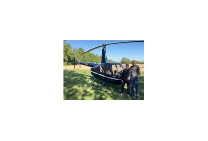 Alex et Patrick posent devant le R44 Astro - Photo © Patrick GISLE
