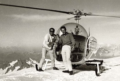 Claude Aubé et Christian Ross au sommet du Mont Blanc en Bell 47 (...)
