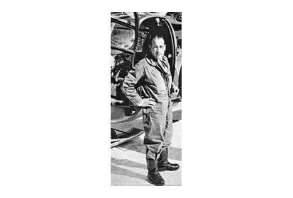Le pilote Alain Frébault pose devant son Alouette III - Photo DR