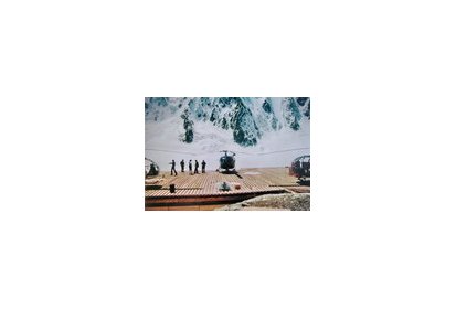 Posés avec la Gendarmerie et Héli Services au refuge d'Argentière - (…)