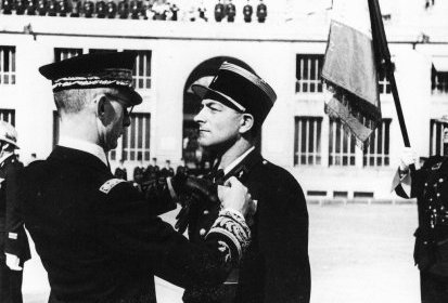 La remise de la Légion d'honneur le 13 juillet 1946 par le préfet Charles (...)