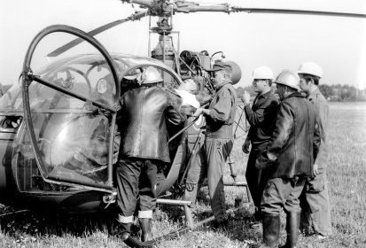 Alouette 2 F-ZBAD Protection civile, déchargement civière intérieure avec (…)