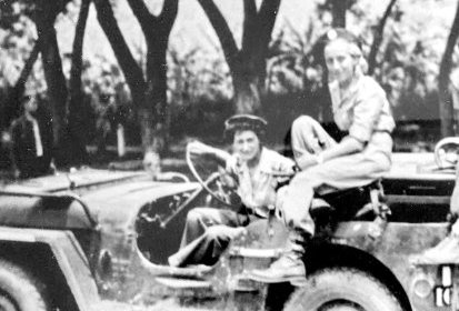 Le médecin capitaine Valérie André aux commandes d'une Jeep Willys en (…)