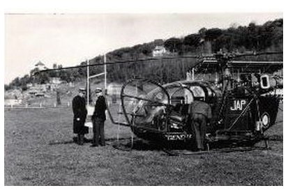 Alouette 2 F-MJAP Gendarmerie posée sur un stade servant de DZ - Photo (...)