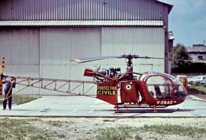 Alouette II N°1550 F-ZBAE Protection civile avec mécanicien vérifiant le (…)