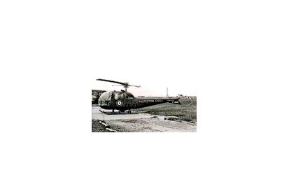 Bell 47 J3 à Issy-les-Moulineaux - Photo collection D. Roosens