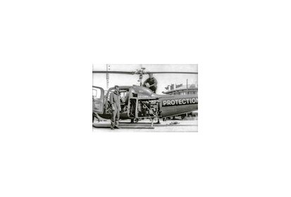 Le Bell 47 J3 F-ZBAH avec le pilote Gabriel Barthélémio et le mécanicien Le (…)