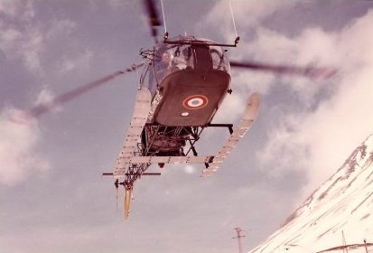 Alouette II F-MJBA Gendarmerie équipée de skis en vol au Col du Lautaret avec (...)