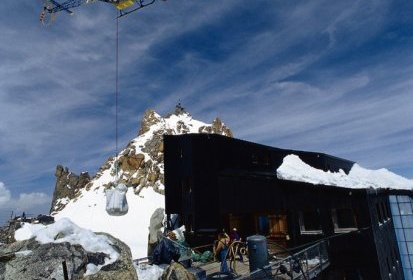 Travail au refuge des cosmiques 3600 m - Photo collection JMP