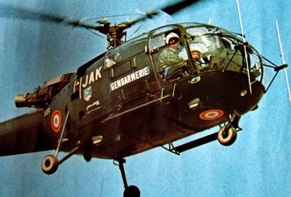 Alouette III F-MJAK Gendarmerie (livrée kaki) en vol - Photo (...)