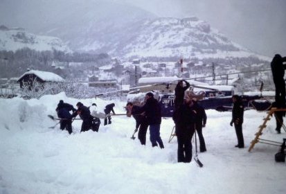 Alouette 3 F-MJBF Gendarmerie sur la DZ de Briançon, mission déneigement - (...)