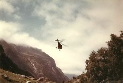 L'Alouette III Gendarmerie plonge pour retourner dans la vallée - Photo (...)