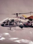 Michel Anglade aux commandes de l'Ecureuil AS350B F-GEAM ravitaille à plusieurs reprises un ULM en vol au-dessus de la Méditerranée entre Annaba (Algérie) et Monaco, le 12 août 1984 - Photo DR collection Michel Anglade {JPEG}