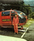 Roger Colin devant l'Alouette III de la Sécurité Civile - Photo collection JMP