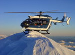 L'EC 145 F-MJBF du DAG de Chamonix en appui patin sur le sommet du Mont-Blanc - Photo collection JMP
