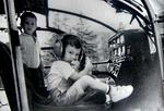 Les 2 garçons de Philippe de Dieuleveult : Erwann et Tugdual à bord de l'Alouette 3 sur la DZ des bois durant le tournage - Photo © X - Collection F. Delafosse