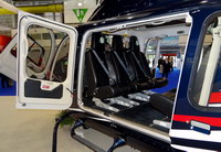La cabine arrière du BELL 429 peut accueillir confortablement six passagers - Photo © Patrick Gisle