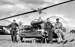 Le Bell 47 G2 F-BICA sur la Base de Grenoble-Eybens en juillet 1957 ou 58 avec de gauche à droite : Gérard FROMMWEILER, Gabriel MONTMASSON, Alfred LEPLUS et Louis MARET les futurs "Compagnons de l'ALOUETTE" - Photo collection D. Roosens