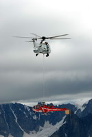 Récupération de l'Alouette 3 F-ZBFM (Dragon 74) Sécurité Civile par le Caracal AA ; notez le morceau de contreplaqué à l'arrière pour éviter que la machine ne tourne - Photo collection JMP