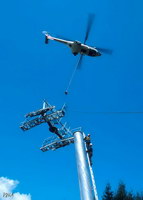 Justin Mattia aux commandes de son Super-Puma fait des merveilles avec le transport et le positionnement de charges lourdes dans l'installations des remontées mécaniques - Photo collection JMP