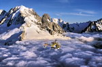 En Lama au-dessus du plafond nuageux dans le Massif du Mont-Blanc mais un décor sompteux mais qui peut très piégeux - Photo collection JMP