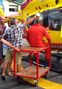 Surprise en sortant de l'EC 145 - Photo © Christine Mongreville