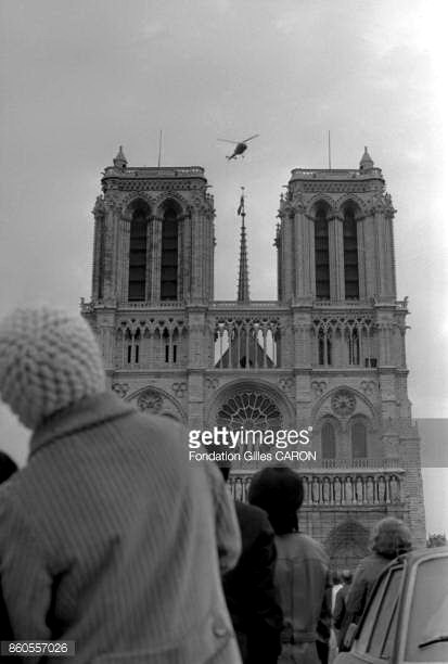 L'Alouette III F-ZBDC de la Brigade de Sapeurs-Pompiers de Paris survole de fameux drapeau accroché à la flèche du transept de Notre-Dame, le 19 janvier 1969 - Photo DR Getty Images