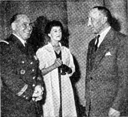 A l'Hotel George V lors d'une réception officielle, le capitaine Alexis Santini, le capitaine Valérie André et le général Martial Valin - Photo Mai 1953 - Photo Dr collection Valérie André