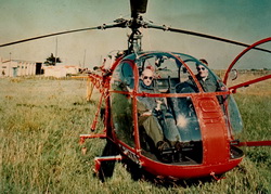 Alouette 2 F-ZBAB Protection civile (équipée roues) avec aux commandes J. Josse, le Chef de base d'Aulnat (63), vers 1962 - Photo DR Famille RIGAUX