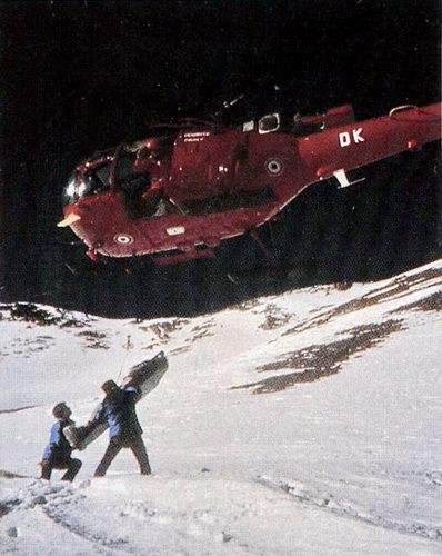 Alouette 3 F-ZBDK Sécurité civile Dragon 64 lors d'un hélitreuillage avec la civière Piguillem - Photo Jean-Michel Théas