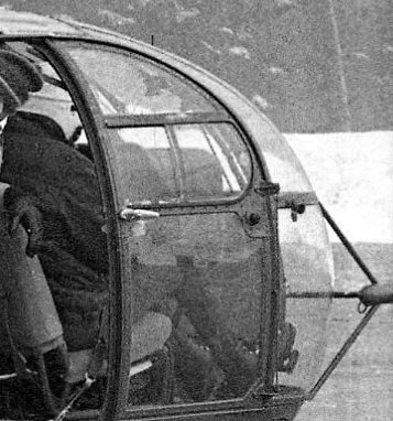 L'adjudant André Cuenot aux commandes de l'Alouette 3 F-MJBF de la Gendarmerie stationnée sur la DZ de Bois de Chamonix, le 25 mars 1970 - Photo © Le Dauphiné Libéré