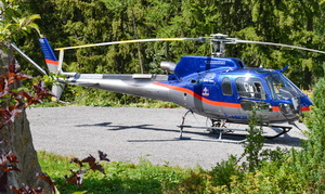 Le fameux Ecureuil AS350 B3 de série avec aux commandes le pilote d'essai Didier DELSALLE qui s'est posé à 8 850 mètres sur le sommet de l'Everest (Népal), le 14 mai 2005 - Photo © Claire Gothié