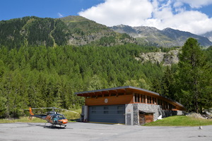 La Base CMBH avec l'Ecureuil AS350 B3e F-HESB "Lilymarie" posé sur le tarmac devant le hangar de Chamonix Mont-Blanc Hélicoptères à Argentière (74) - Photo © Claire Gothié