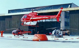Base d'Ecureuil 06 (en stationnaire pour remplissage lors d'une mission feu) avec au sol Alouette III et un SA315B Lama au parking devant le hangar - Photo DR Chronique d'histoire - SDIS 06