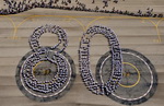 Pour immortaliser l'anniversaire du Site de Marignane, 250 employés en chemises blanches, réunis sur le taxiway, ont formé le chiffre 80 pour la photo historique aérienne marquant à tout jamais cette célébration - Photo © Airbus Helicopters