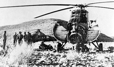 Dans le sud algérien, H34-a sa-55 en panne, pilote Valérie André, le 23 janvier 1960 - Photo DR collection V. André