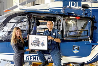 Noémie Marmorat, alias Gasoline MAAB pose avec un membre d'équipage devant l'EC 135 F-MJDI de la Section Aérienne de Gendarmerie de Dijon (21) - Photo DR Gasoline MAAB