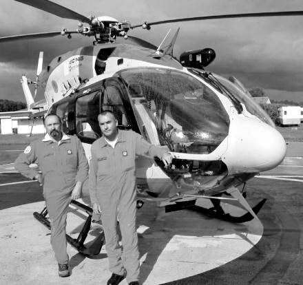 Devant l'impressionnant E.C. 145, Hervé Labous (à droite) et Marck Duchatel, responsable mécanicien de la base de La Vèze - Photo presse-bisontine.fr
