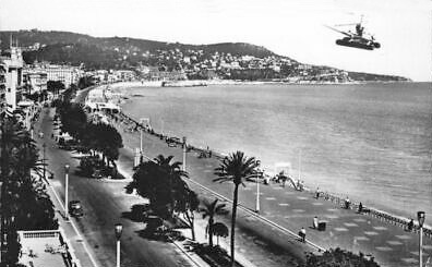 Hiller 360 F-BFPZ d'Helicop-Azur en vol à Nice survolant l'hôtel Negresco et la promenade des Anglais en 1950 - Photo DR